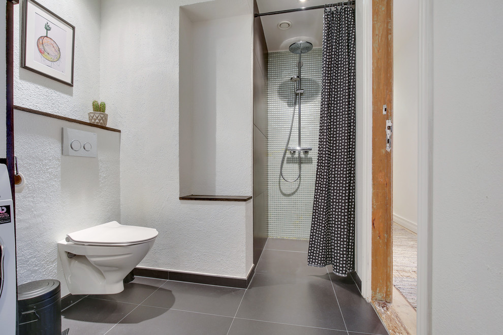 Foto de cuarto de baño contemporáneo de tamaño medio con ducha esquinera, paredes blancas, suelo gris y ducha con cortina