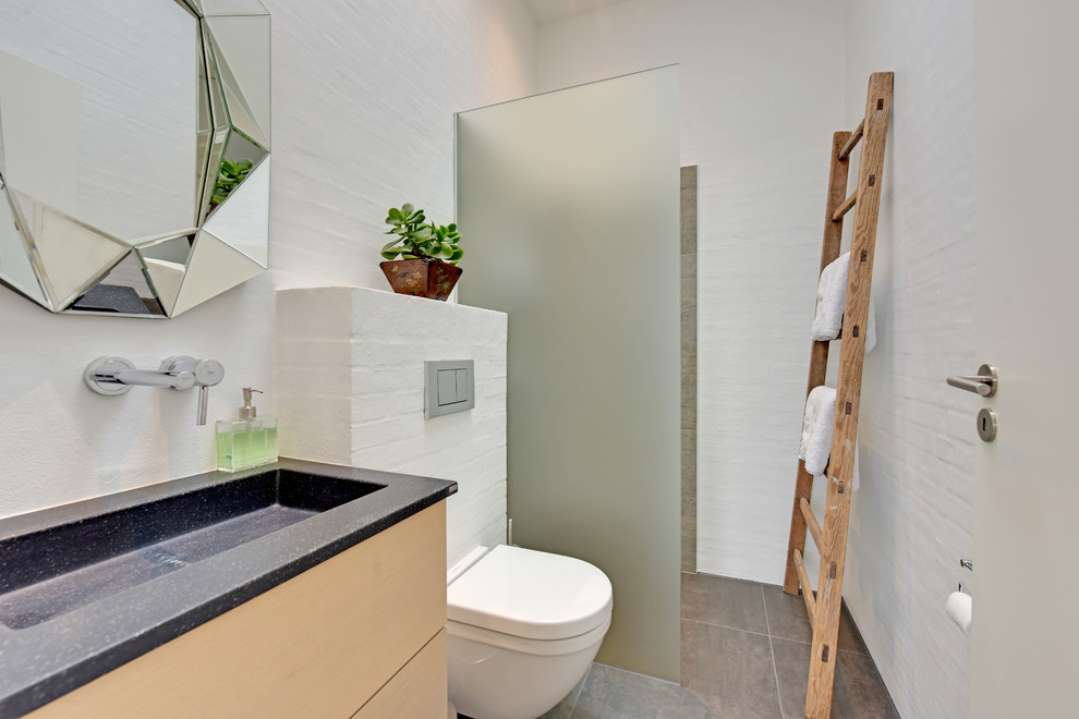 オーフスにある北欧スタイルのおしゃれなバスルーム (浴槽なし) (フラットパネル扉のキャビネット、淡色木目調キャビネット、分離型トイレ、茶色いタイル、白い壁) の写真