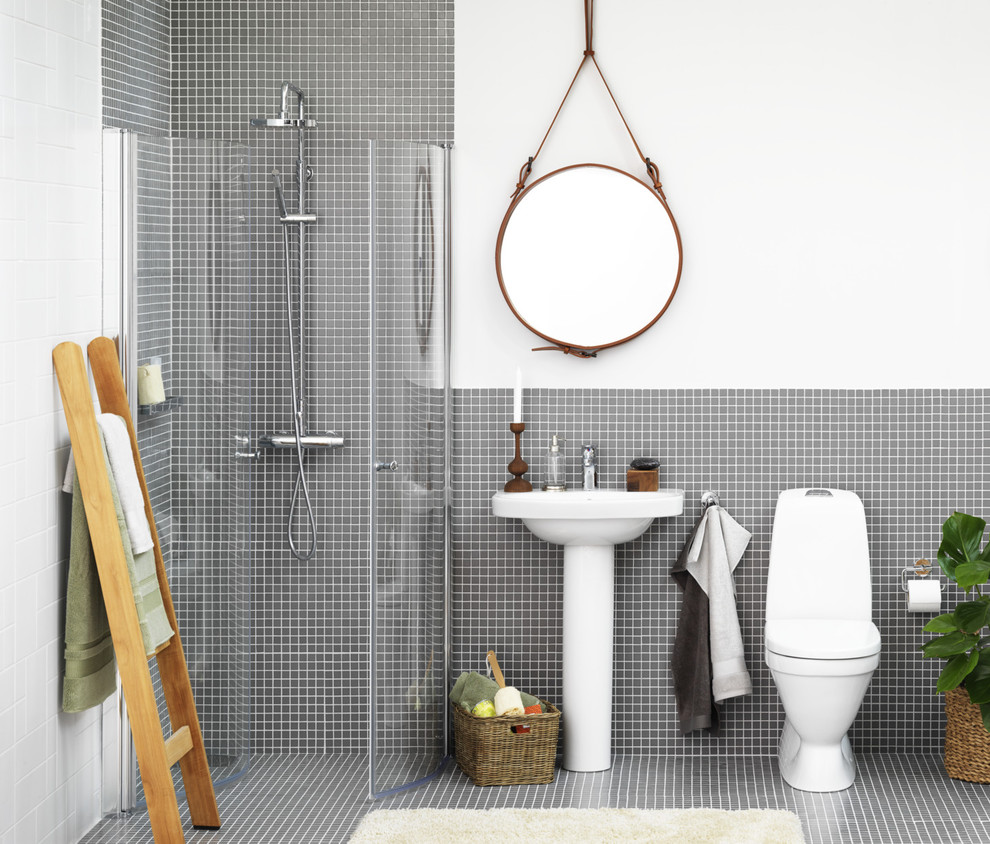 Inspiration för ett minimalistiskt badrum, med dusch med gångjärnsdörr