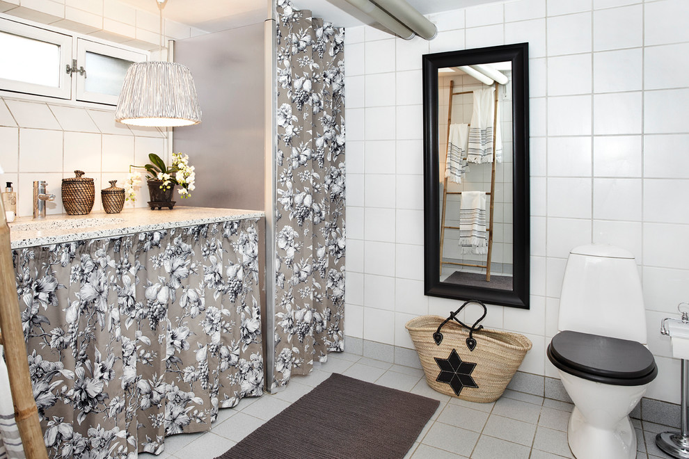 На фото: ванная комната среднего размера в классическом стиле с раздельным унитазом, белой плиткой, каменной плиткой, белыми стенами, душевой кабиной и монолитной раковиной