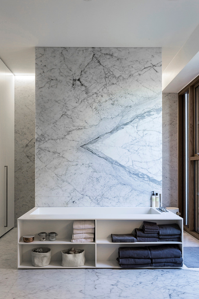Ispirazione per una grande stanza da bagno padronale minimalista con nessun'anta, vasca freestanding, vasca/doccia, piastrelle multicolore, pareti multicolore e pavimento in marmo