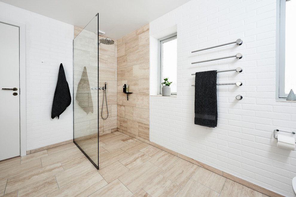 Modelo de cuarto de baño escandinavo de tamaño medio sin sin inodoro