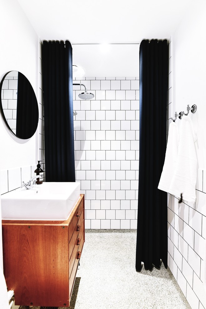 Kleines Skandinavisches Langes und schmales Badezimmer mit hellbraunen Holzschränken, Porzellanfliesen, weißer Wandfarbe und flächenbündigen Schrankfronten in Sonstige