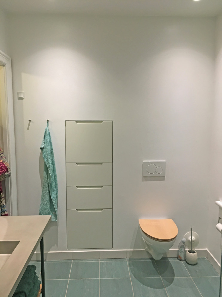Ispirazione per una stanza da bagno con doccia minimalista di medie dimensioni con nessun'anta