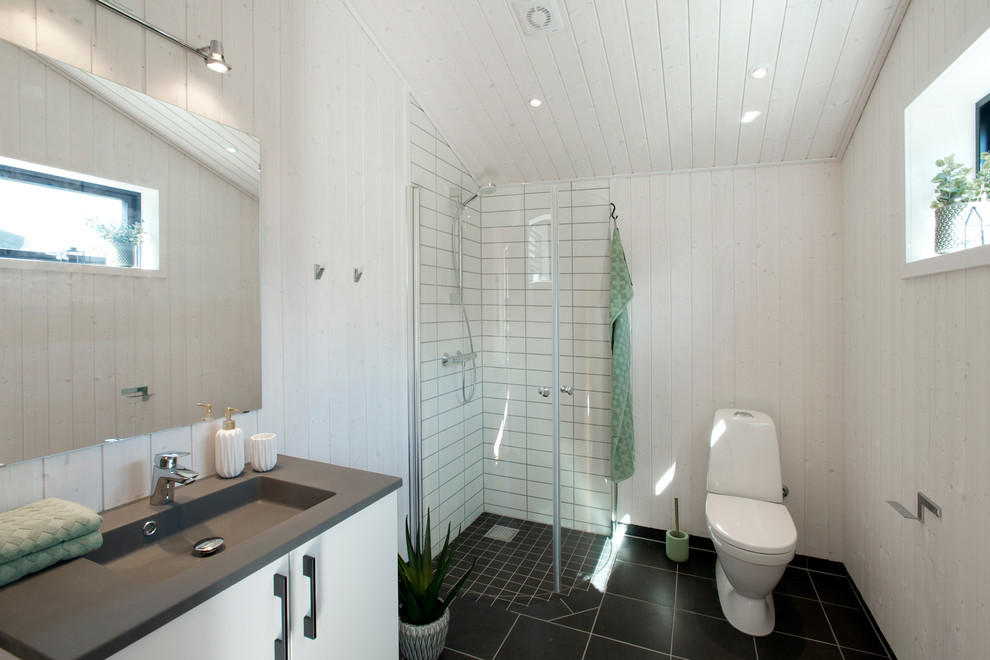 Inspiration for a scandinavian bathroom remodel in Esbjerg