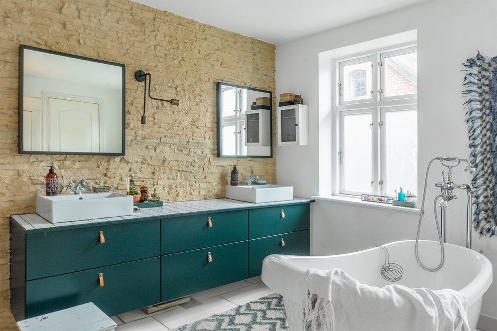 Идея дизайна: ванная комната среднего размера в стиле фьюжн с плоскими фасадами, зелеными фасадами, душем над ванной, настольной раковиной и открытым душем