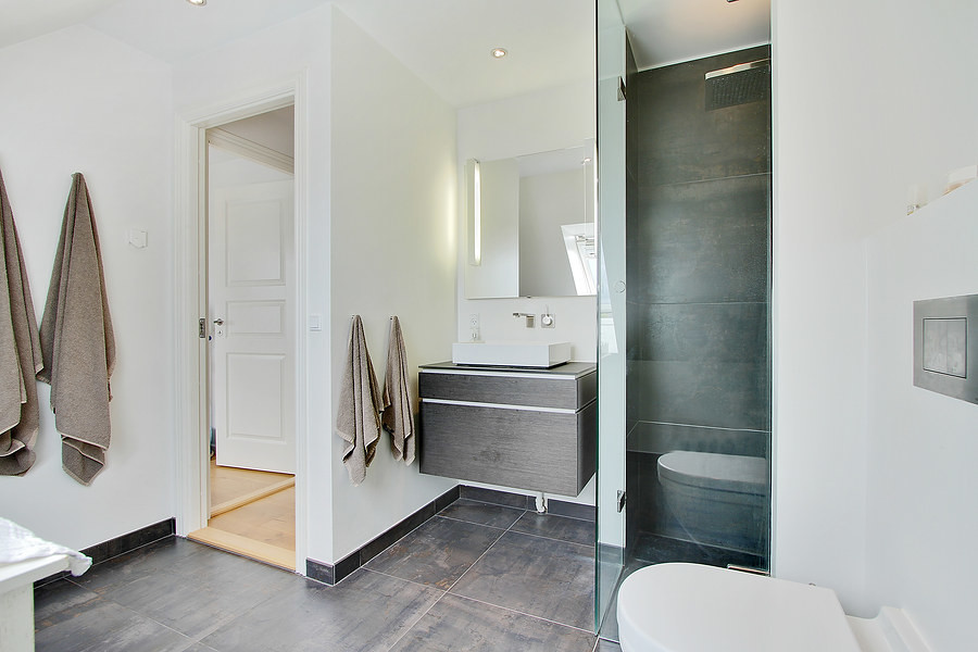 Diseño de cuarto de baño moderno con baldosas y/o azulejos grises y baldosas y/o azulejos negros