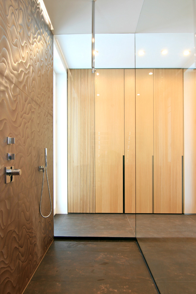 Ispirazione per una stanza da bagno design di medie dimensioni con doccia a filo pavimento, piastrelle marroni, lastra di pietra e pareti bianche