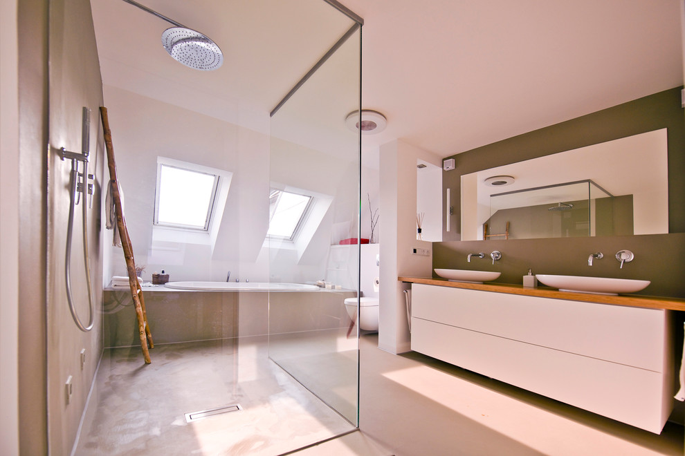 Foto di una grande stanza da bagno minimal con pavimento in cemento
