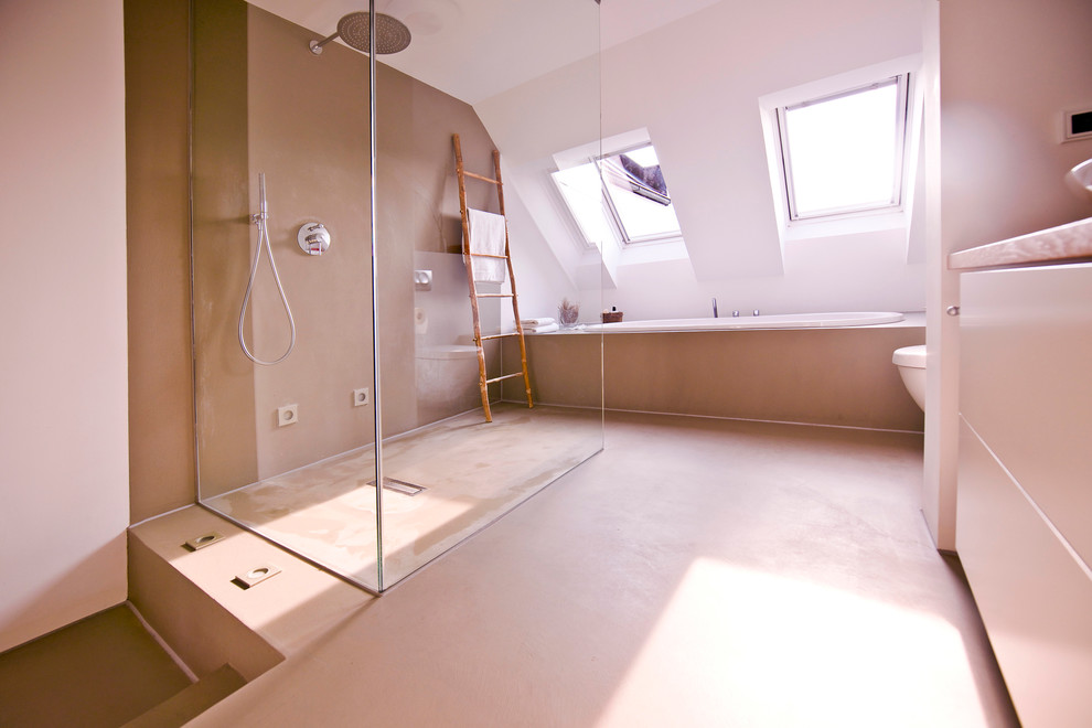 Inspiration for a large contemporary bathroom in Munich with concrete flooring.