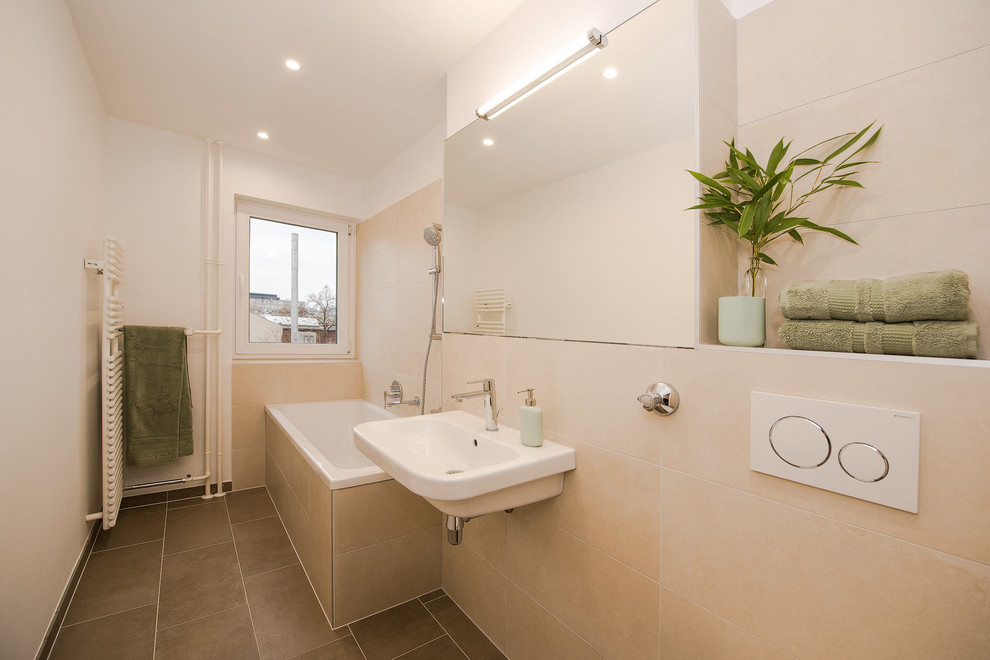 Идея дизайна: маленькая ванная комната в современном стиле с накладной ванной, душем над ванной, бежевой плиткой, цементной плиткой, белыми стенами, полом из цементной плитки, душевой кабиной, подвесной раковиной и коричневым полом для на участке и в саду