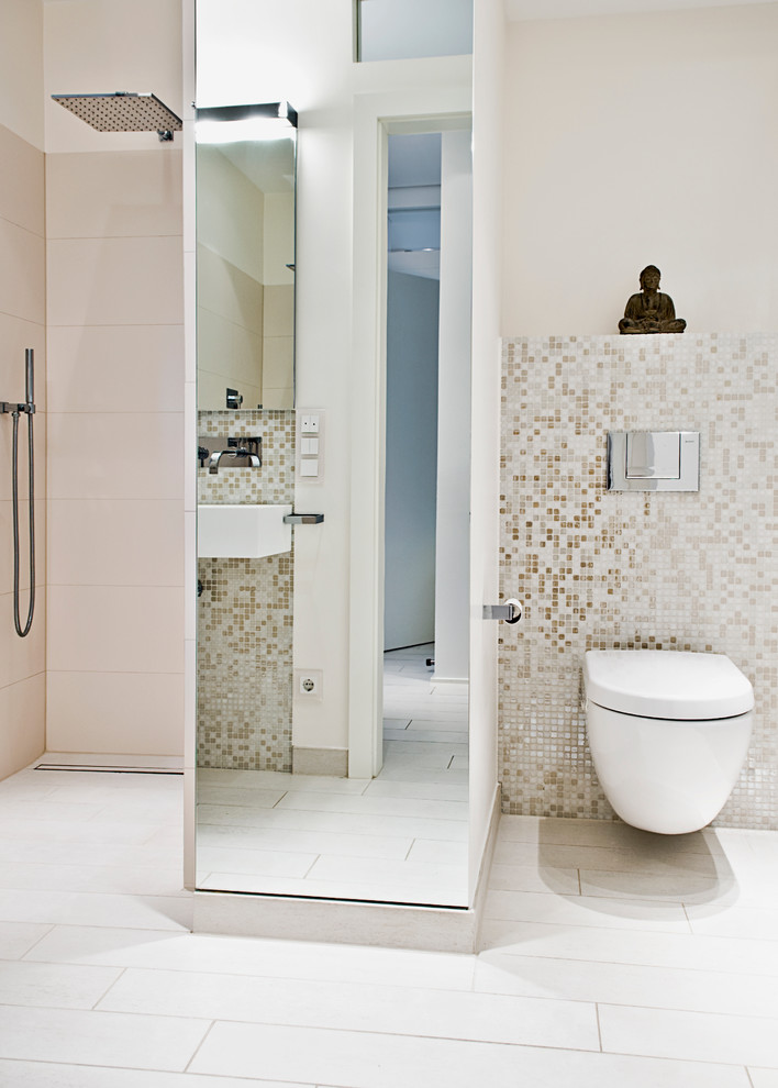 Idee per una stanza da bagno con doccia minimal di medie dimensioni con doccia aperta, piastrelle beige, piastrelle a mosaico, pareti beige, doccia aperta, WC a due pezzi e un lavabo