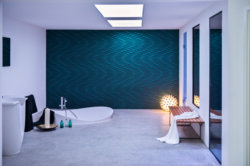 Пример оригинального дизайна: ванная комната в стиле лофт с отдельно стоящей ванной и бетонным полом