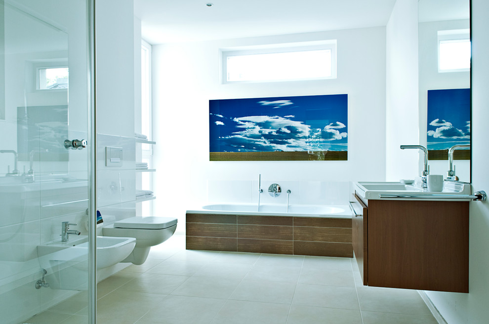 На фото: большая ванная комната в современном стиле с накладной раковиной, плоскими фасадами, фасадами цвета дерева среднего тона, накладной ванной, белыми стенами, биде, белой плиткой и керамической плиткой