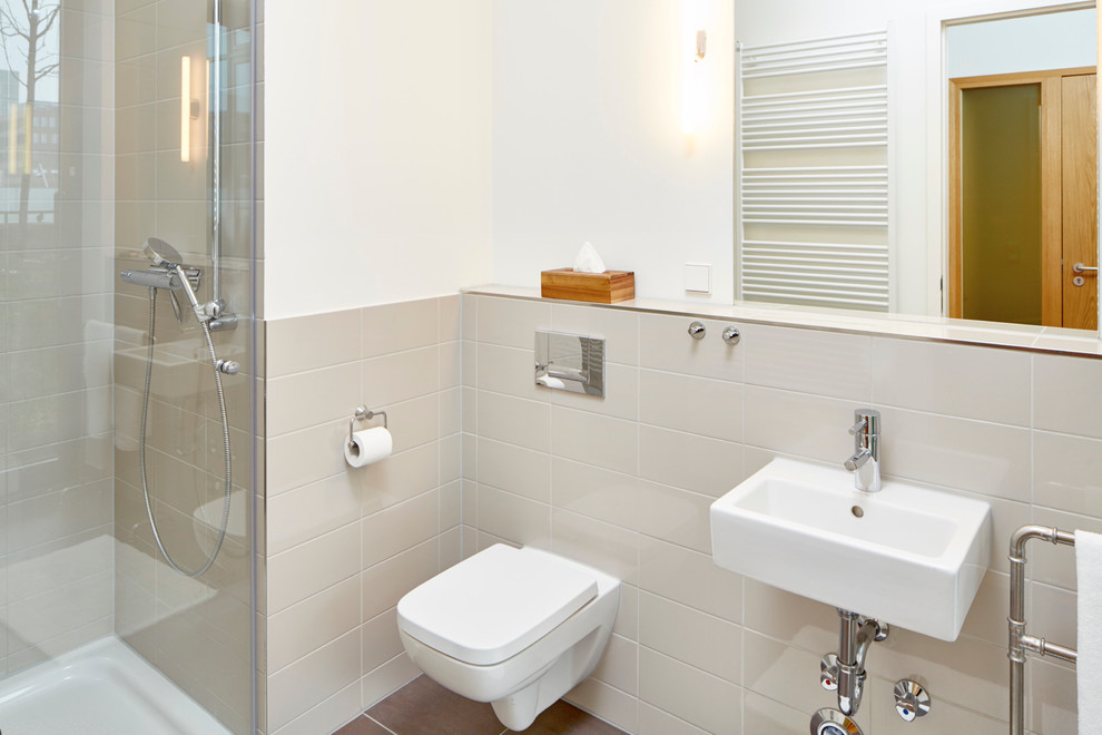 Foto de cuarto de baño contemporáneo grande con sanitario de pared, paredes blancas, suelo de baldosas de cerámica, baldosas y/o azulejos beige, baldosas y/o azulejos de cerámica y lavabo suspendido