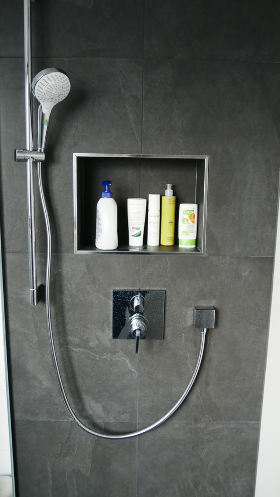 На фото: ванная комната среднего размера в современном стиле с душем без бортиков, белой плиткой, душевой кабиной и открытым душем