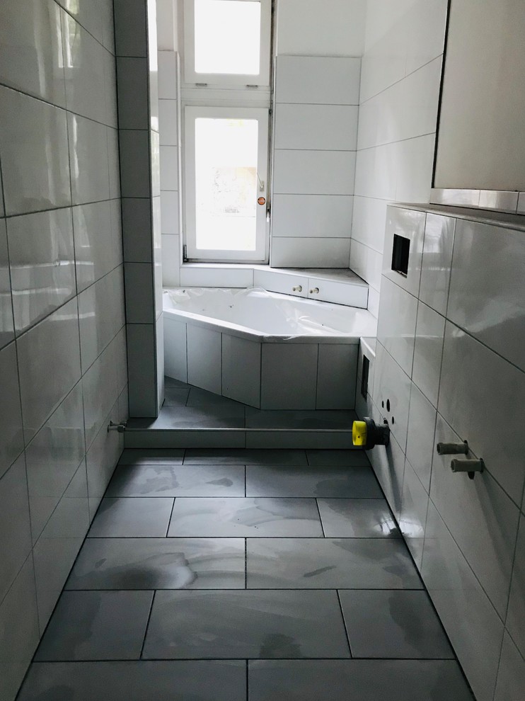 Свежая идея для дизайна: ванная комната среднего размера в современном стиле с угловой ванной, белой плиткой, керамической плиткой, белыми стенами, полом из керамической плитки, душевой кабиной и серым полом - отличное фото интерьера