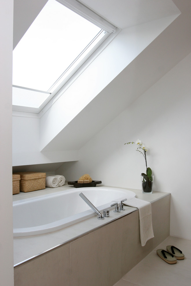 На фото: маленькая главная ванная комната в современном стиле с накладной ванной, белыми стенами, бежевой плиткой и керамической плиткой для на участке и в саду