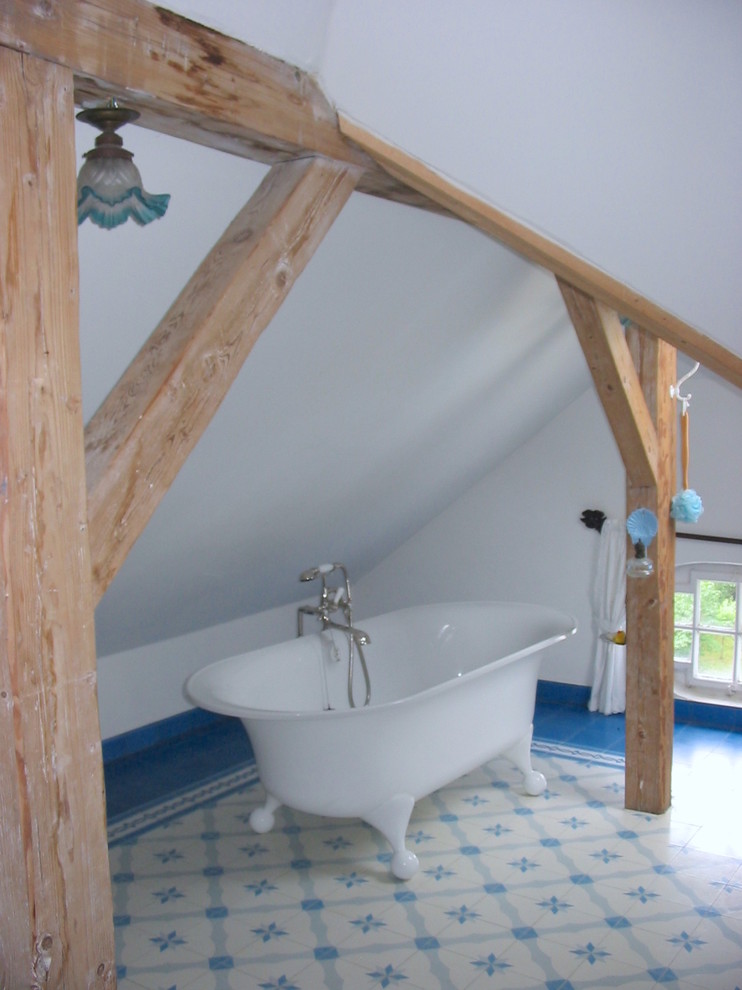 Idee per una grande stanza da bagno chic con vasca freestanding, piastrelle blu e piastrelle di cemento