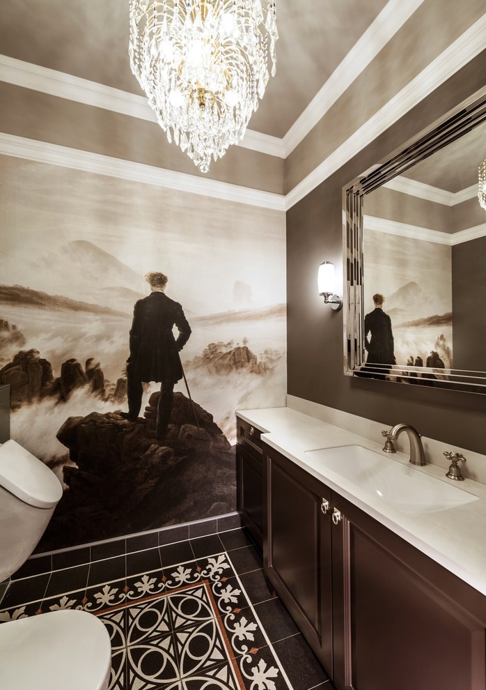 Mittelgroßes Klassisches Badezimmer mit bunten Wänden, Zementfliesen für Boden und buntem Boden in Berlin