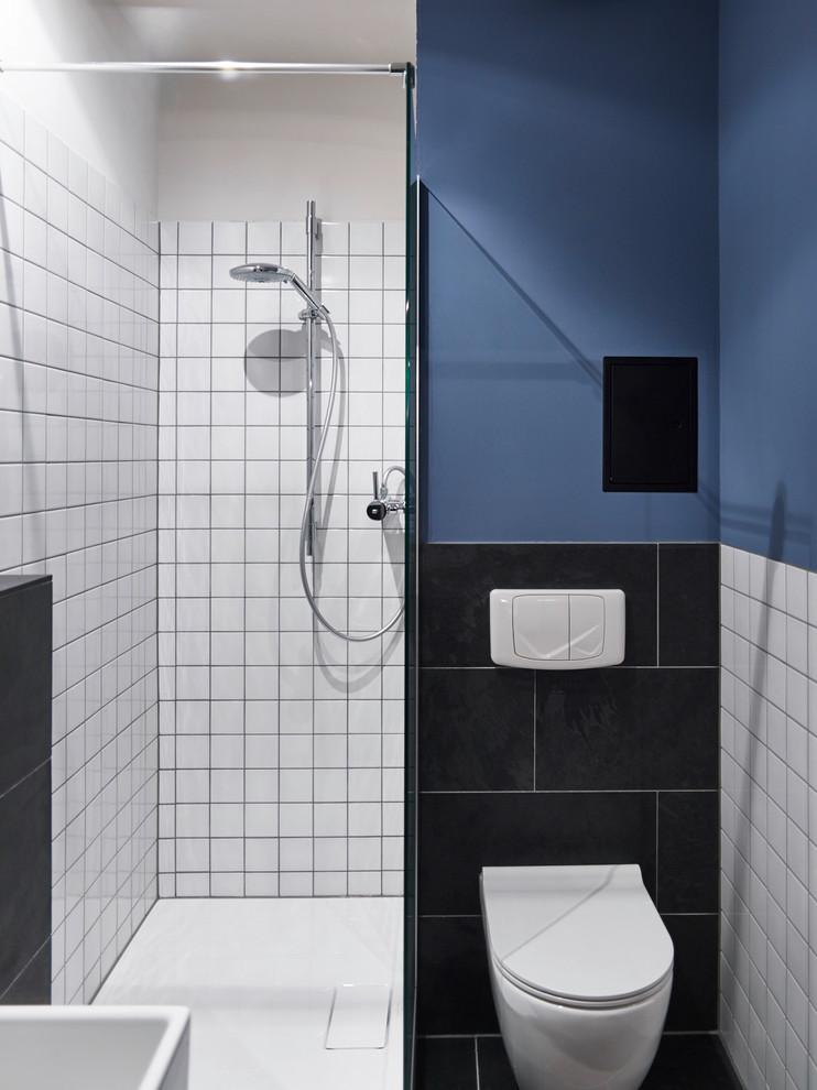ライプツィヒにあるお手頃価格の小さなトラディショナルスタイルのおしゃれなバスルーム (浴槽なし) (アルコーブ型シャワー、壁掛け式トイレ、黒いタイル、白いタイル、青い壁、スレートの床、石タイル) の写真