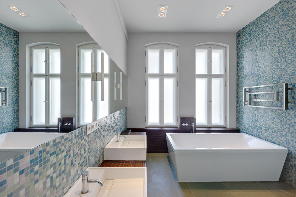 Großes Modernes Badezimmer En Suite mit freistehender Badewanne, blauen Fliesen, Mosaikfliesen, weißer Wandfarbe, Aufsatzwaschbecken und Waschtisch aus Holz in Berlin