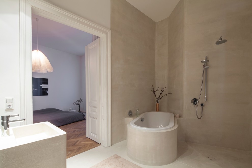 Modernes Badezimmer mit Einbaubadewanne, bodengleicher Dusche und offener Dusche in Sonstige