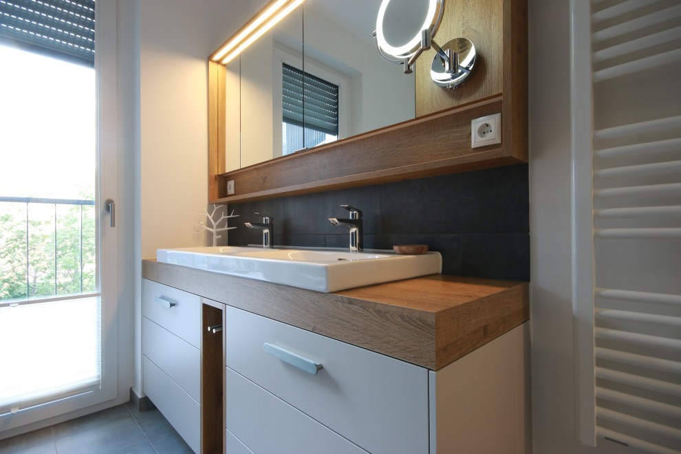 Imagen de cuarto de baño doble y a medida contemporáneo de tamaño medio con puertas de armario grises, baldosas y/o azulejos grises, baldosas y/o azulejos de cerámica y encimera de madera