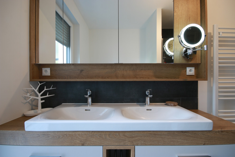 На фото: ванная комната среднего размера в современном стиле с серыми фасадами, серой плиткой, керамической плиткой, столешницей из дерева, тумбой под две раковины и встроенной тумбой с