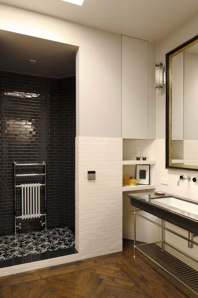 Foto di una stanza da bagno bohémian con ante lisce, ante grigie, piastrelle beige, piastrelle diamantate, pareti grigie, lavabo rettangolare e parquet scuro
