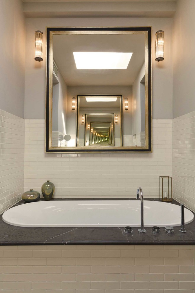 Immagine di una stanza da bagno bohémian con vasca da incasso, piastrelle beige, piastrelle diamantate e pareti grigie