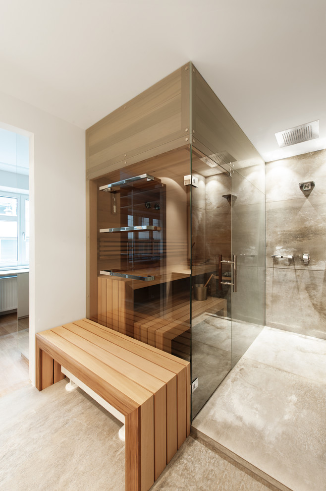 Immagine di una sauna moderna con doccia a filo pavimento, pareti bianche, pavimento con piastrelle in ceramica, pavimento beige e doccia aperta