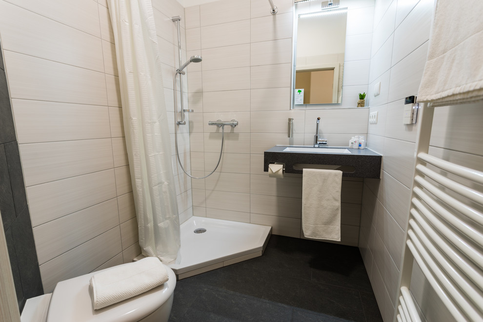 Esempio di una stanza da bagno con doccia contemporanea con doccia a filo pavimento, piastrelle bianche, piastrelle in ceramica, pareti bianche e pavimento con piastrelle in ceramica