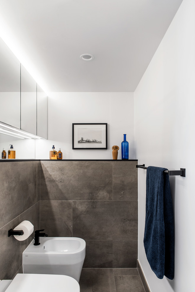 Idéer för att renovera ett funkis badrum, med en kantlös dusch, grå kakel, keramikplattor, klinkergolv i porslin och grått golv
