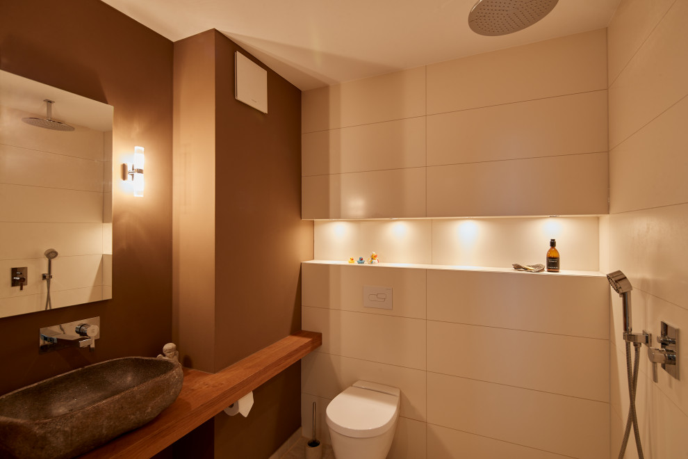 Inspiration pour une petite salle de bain avec une douche à l'italienne, WC suspendus, un carrelage beige, des carreaux de céramique, un mur beige, un sol en bois brun, une vasque, un plan de toilette en granite, un plan de toilette beige, une niche et meuble-lavabo sur pied.