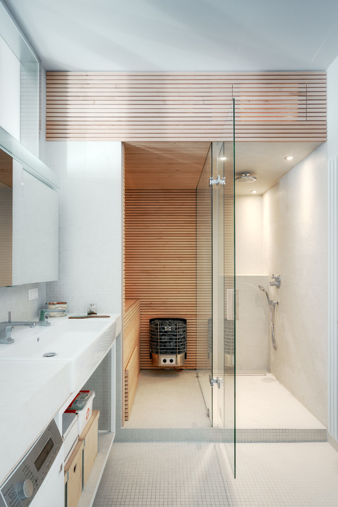 Идея дизайна: ванная комната среднего размера со стиральной машиной в современном стиле с открытыми фасадами, душем в нише, белой плиткой, плиткой мозаикой, белыми стенами, полом из мозаичной плитки, душевой кабиной и раковиной с несколькими смесителями