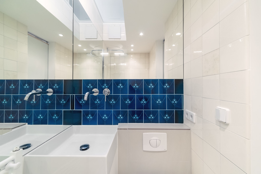 Modernes Badezimmer mit blauen Fliesen, Keramikfliesen und beiger Wandfarbe in Berlin