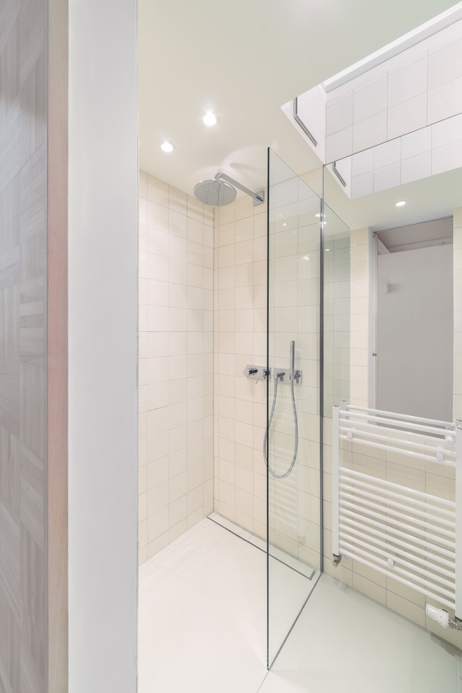 Modernes Badezimmer mit bodengleicher Dusche und beigen Fliesen in Berlin
