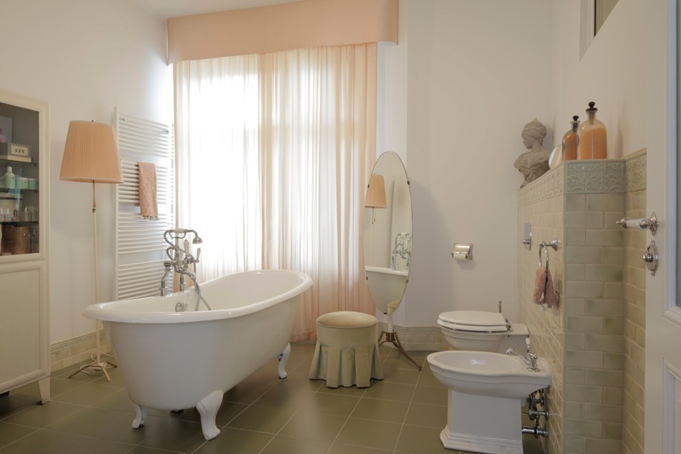 Idee per una grande stanza da bagno stile shabby con vasca con piedi a zampa di leone, piastrelle beige, pareti bianche e bidè