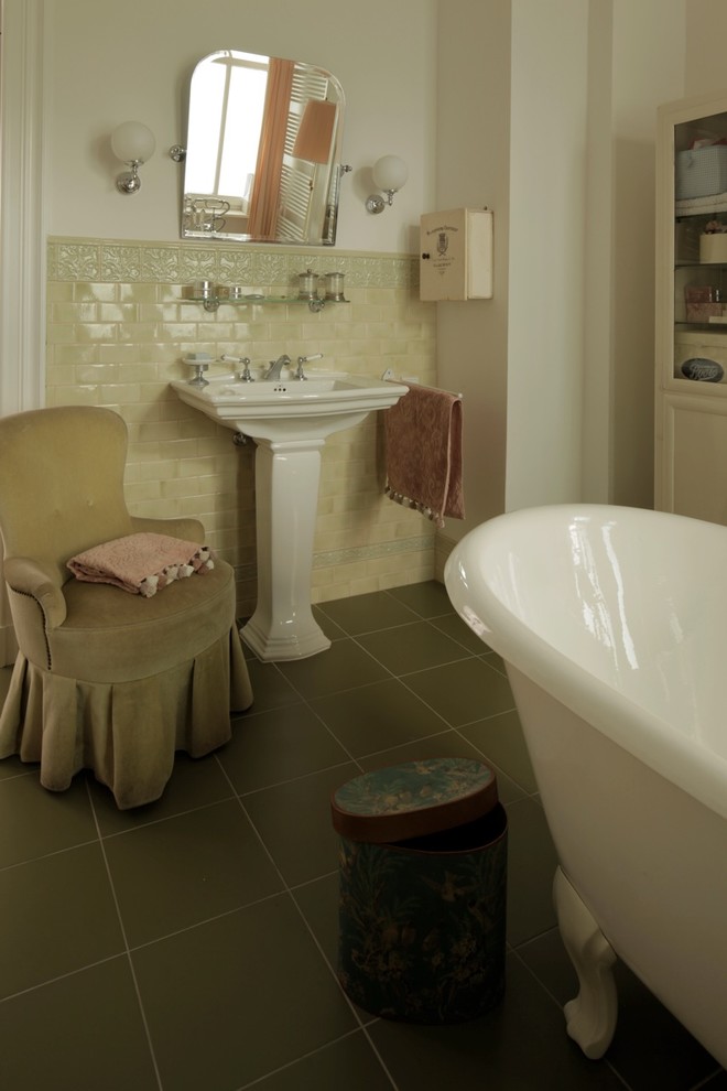 На фото: ванная комната в стиле шебби-шик с