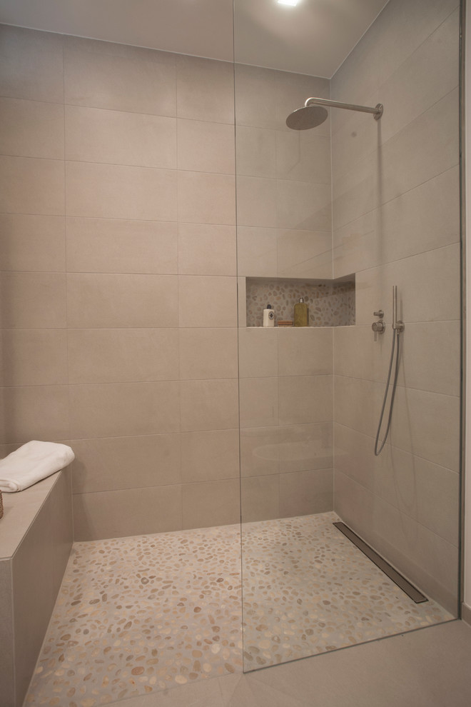 Esempio di una stanza da bagno con doccia contemporanea di medie dimensioni con doccia a filo pavimento, WC sospeso, piastrelle grigie, piastrelle in ceramica, pareti bianche, pavimento con piastrelle di ciottoli e lavabo a bacinella