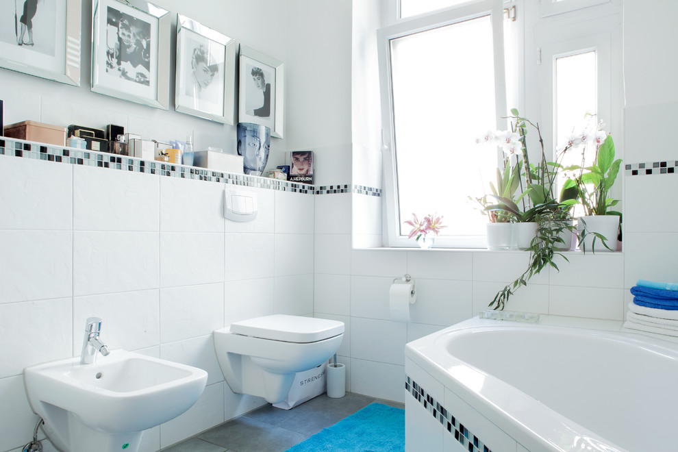 Foto de cuarto de baño tradicional renovado con baldosas y/o azulejos blancos, paredes blancas, bañera esquinera, bidé, baldosas y/o azulejos de cerámica y ventanas