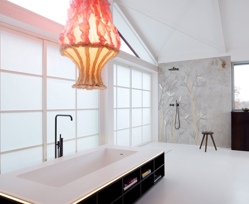 Exempel på ett stort asiatiskt en-suite badrum, med öppna hyllor, skåp i mörkt trä, ett japanskt badkar, en öppen dusch, brun kakel, mosaik, vita väggar, marmorgolv, vitt golv och med dusch som är öppen