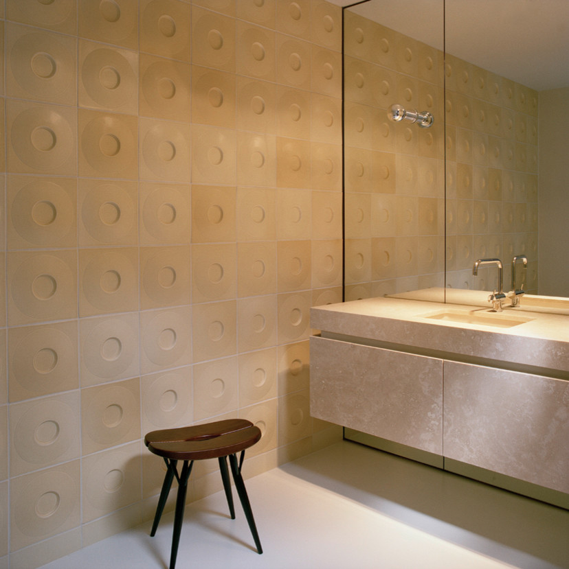 Свежая идея для дизайна: ванная комната в стиле ретро с бежевой плиткой, керамической плиткой, бетонным полом, раковиной с несколькими смесителями и столешницей из известняка - отличное фото интерьера