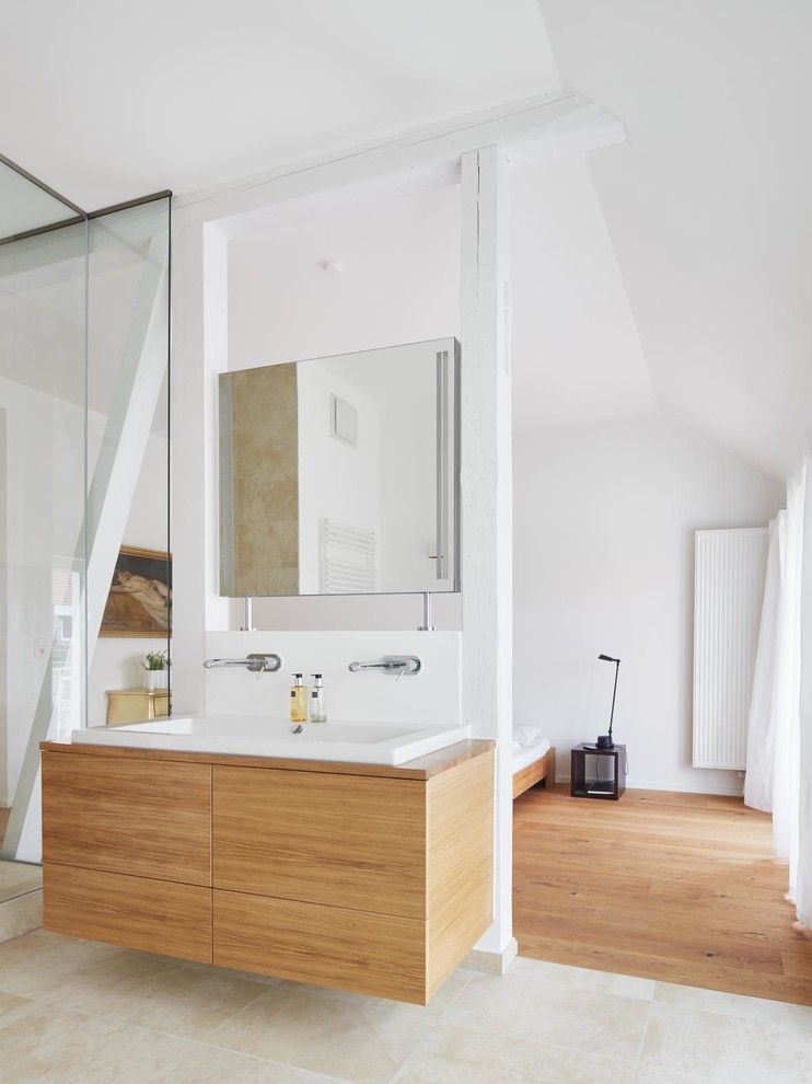 Réalisation d'une salle de bain principale design en bois brun avec un placard à porte plane, un mur blanc, une grande vasque, une baignoire indépendante, un carrelage beige, des carreaux de céramique, un sol en carrelage de céramique, un plan de toilette en bois et une douche ouverte.