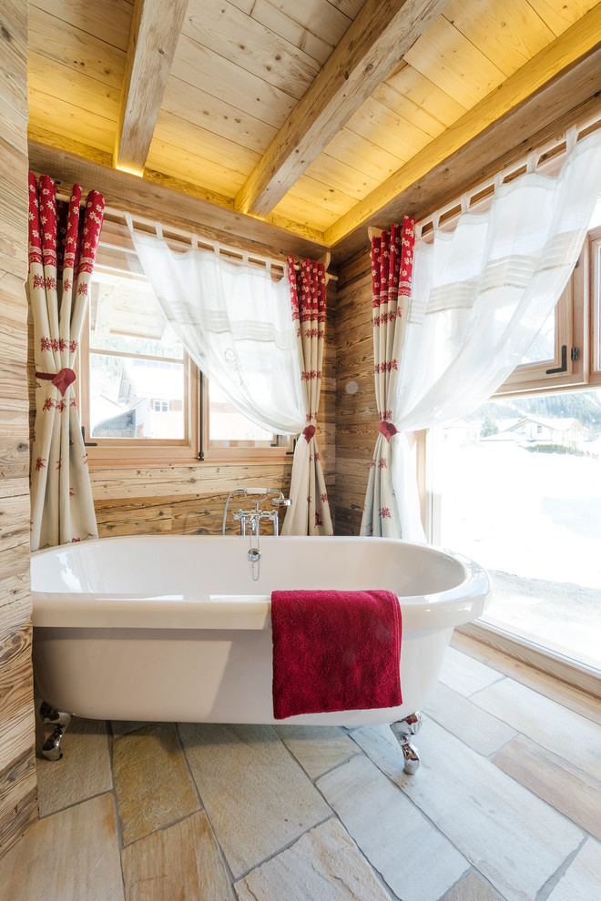 Mittelgroßes Uriges Badezimmer mit freistehender Badewanne, brauner Wandfarbe und Kalkstein in Frankfurt am Main
