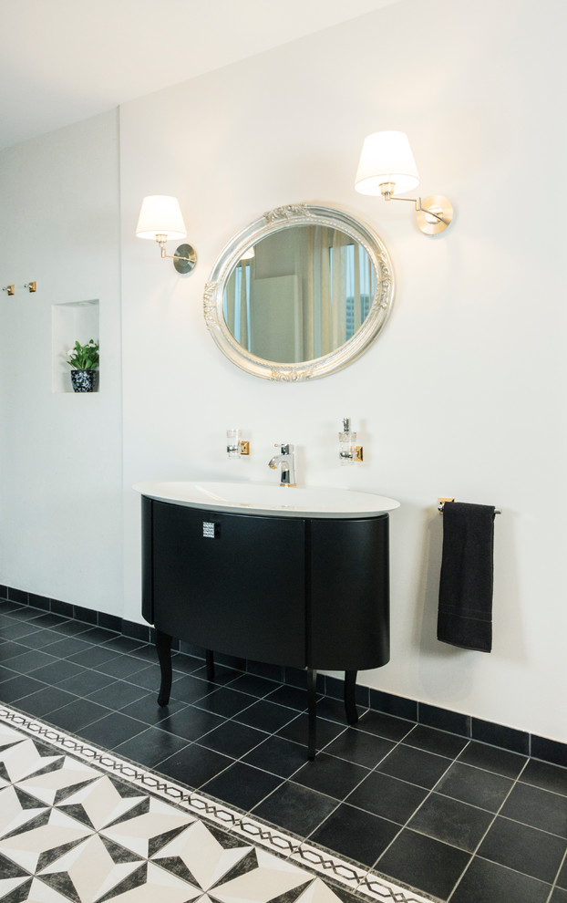 Esempio di una grande stanza da bagno classica con ante nere, pareti bianche e pavimento in gres porcellanato
