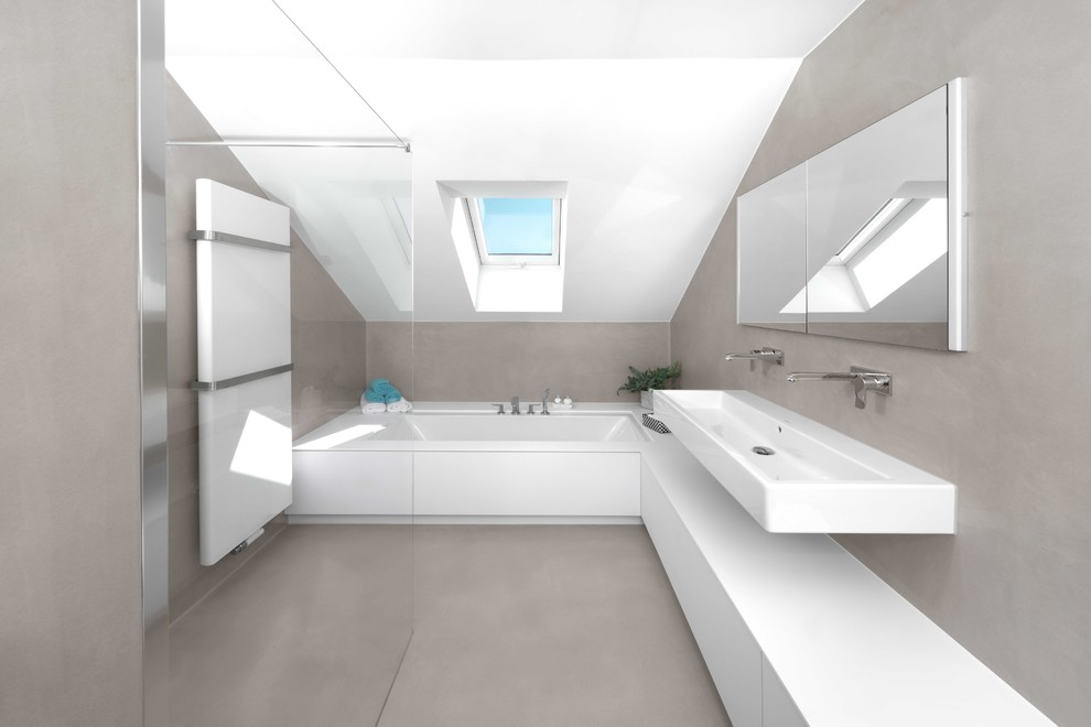 Idée de décoration pour une salle d'eau minimaliste avec un placard à porte plane, des portes de placard blanches, une baignoire posée, une douche à l'italienne, WC suspendus, un mur gris et un lavabo suspendu.
