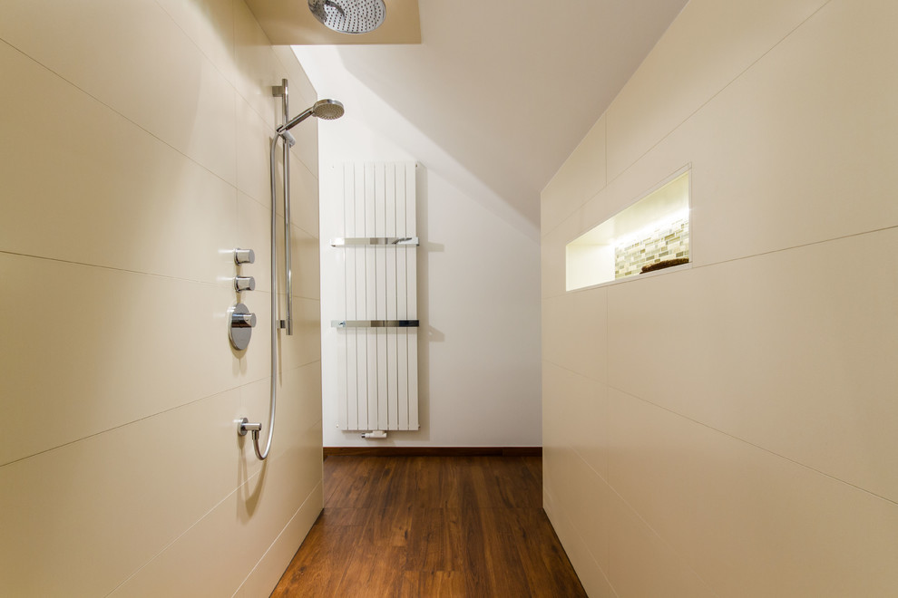 Идея дизайна: ванная комната в современном стиле с открытым душем, белой плиткой, белыми стенами, темным паркетным полом и открытым душем