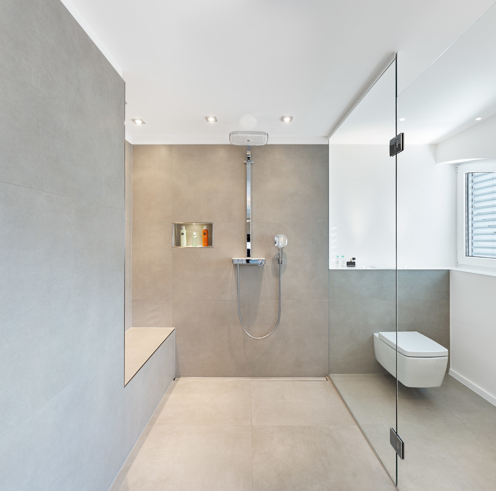 Foto de cuarto de baño actual con ducha abierta, baldosas y/o azulejos grises y suelo de cemento